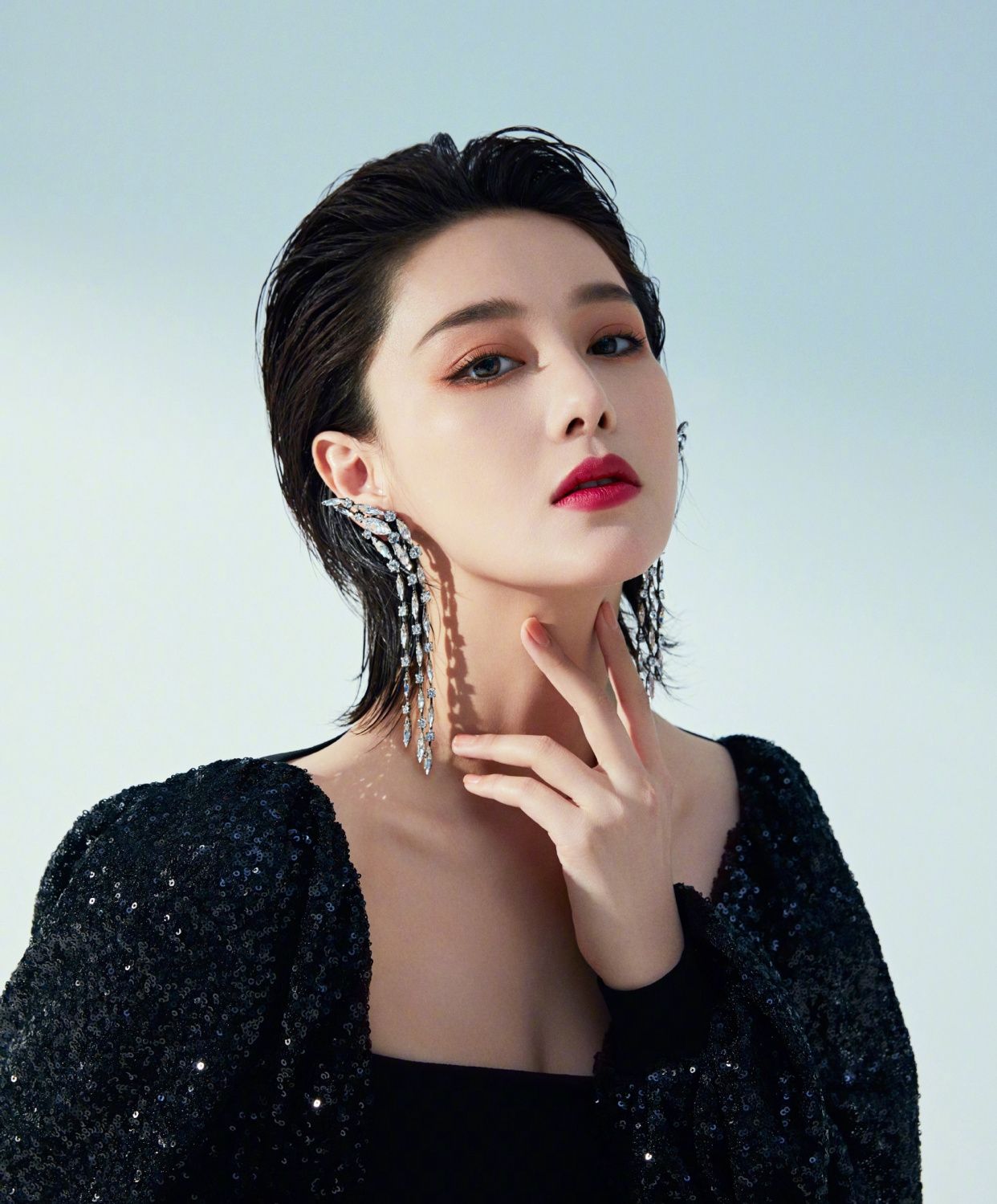 张馨予在微博发布一组黑色一字领礼服,搭配流苏耳饰,高贵典雅