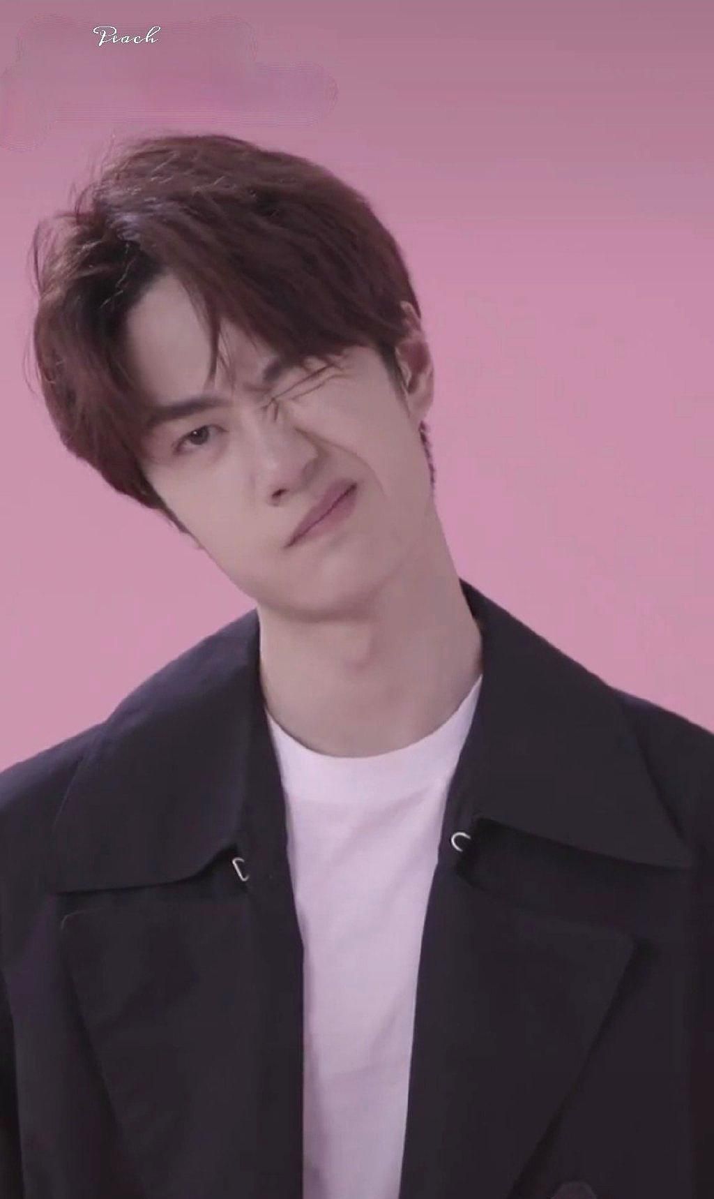 王一博:草莓味的搞怪小耶啵,总在不经意间可爱了一下又一下!