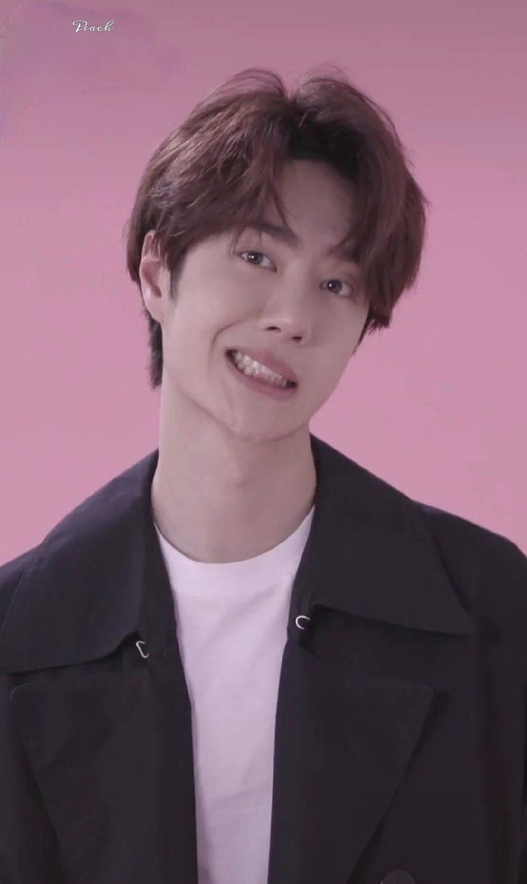 王一博:草莓味的搞怪小耶啵,总在不经意间可爱了一下又一下!