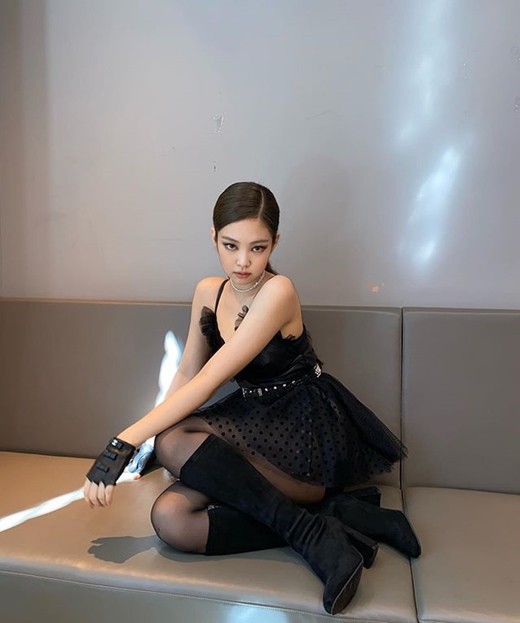 jennie发照穿透视黑丝 嘟嘴表情魅惑十足