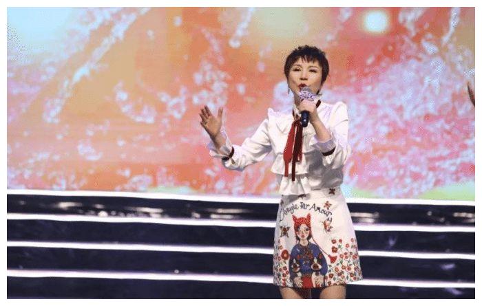 她曾7次亮相春晚舞台,因"耍大牌"被封杀,今51岁沦为路人!