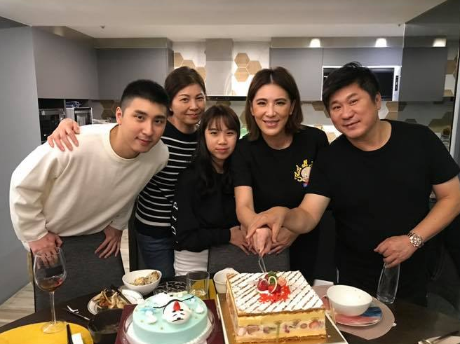 61岁胡瓜近况曝光与前妻同框吃饭丁柔安回应破坏胡瓜家庭