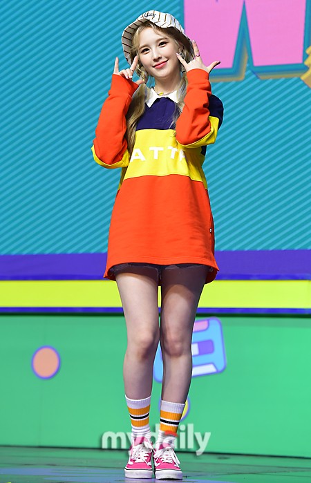 韩国女团weekly第三张迷你专辑《we play》发布会