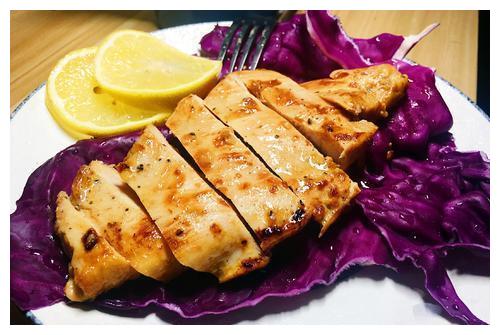 减肥只能吃无味的水煮鸡胸?换个做法,鲜嫩入味倍儿好吃