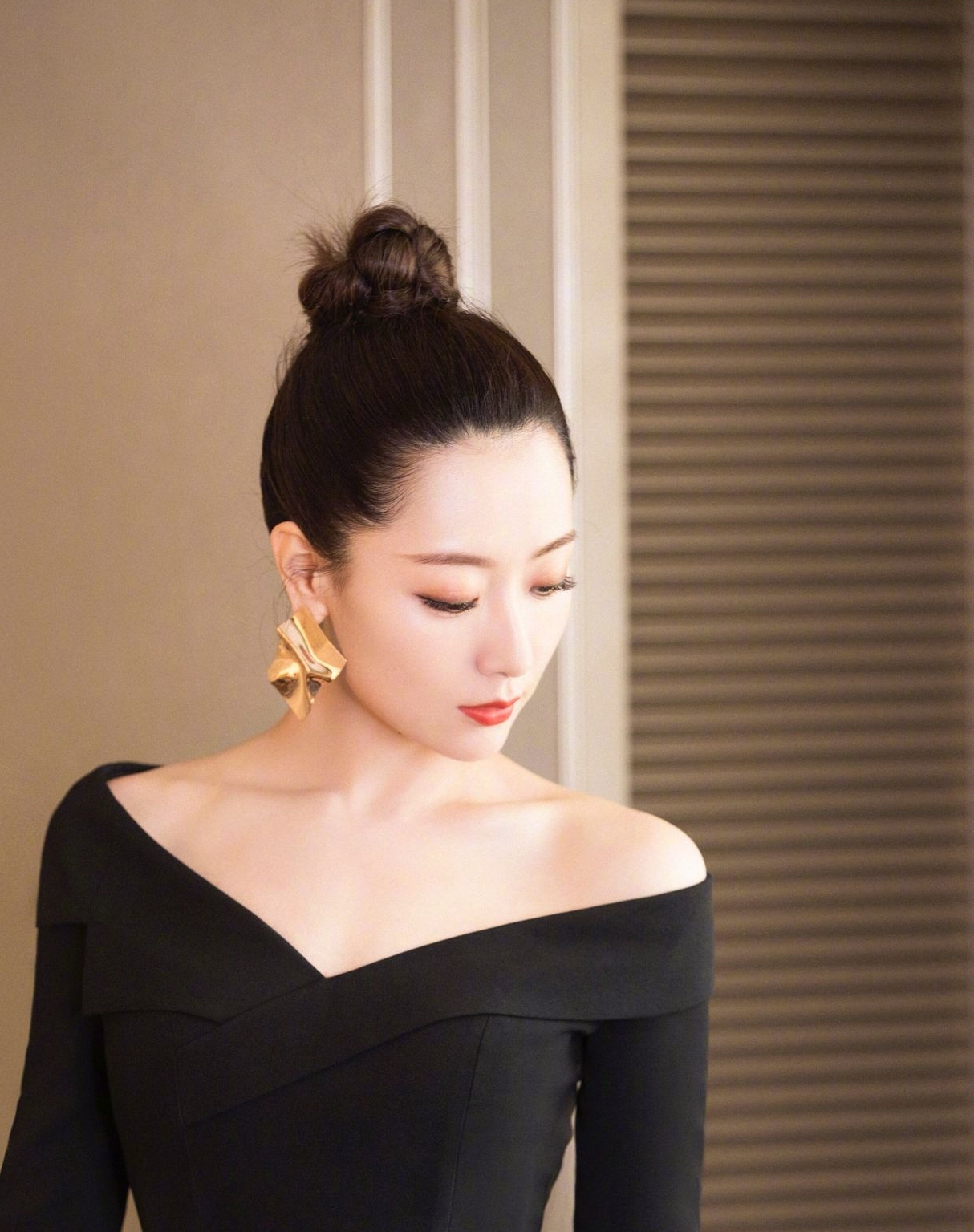 33岁白冰再走女王风范儿,身穿黑色连衣裙,尽显好身材