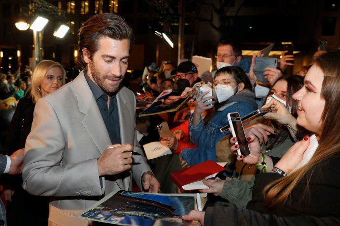 救护车首映好热闹！艾莎冈萨雷斯性感迷人，杰克吉伦哈尔温柔帅气