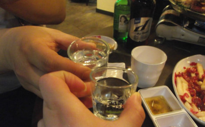 不管是喝茶还是喝酒,都不宜空腹时喝,尤其是喝酒的时候,空腹状态下更