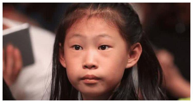 小沈阳女儿经历了什么？五官张开气质十足，撞脸<a href=