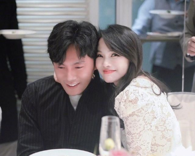 伊能静迎来53岁生日,穿白色蕾丝裙依偎在老公肩上,小女人味十足