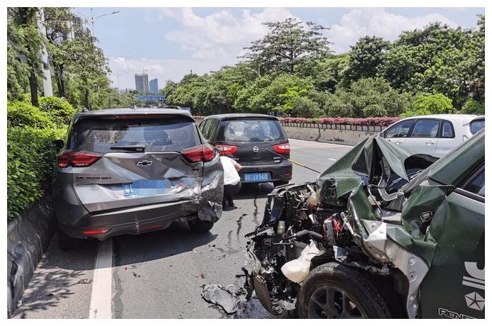 雪佛兰沃兰多遭吉普自由侠追尾 车主:美系车的质量真不是吹的