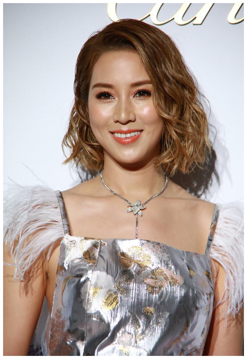 徐子淇穿学生妹装遛狗,褪去华丽性感礼服变清纯,一下年轻20岁