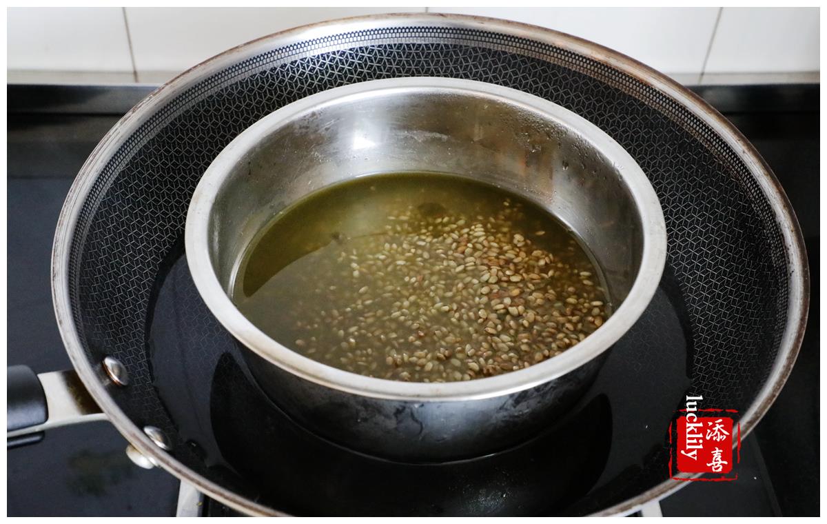 五,次日拿出来,将乌叶汁倒出一些,只要刚没过糯米就可以了.