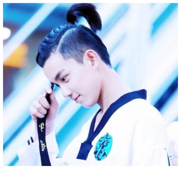 男星扎马尾,黄子韬邪魅,蔡徐坤撕漫男,看到王一博:非主流?