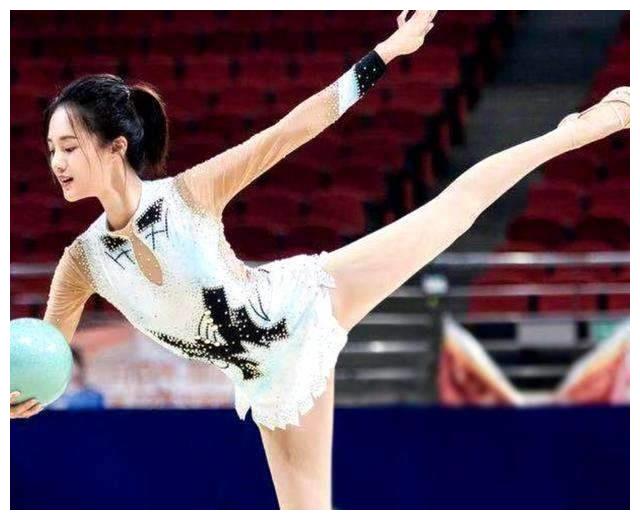 有种"撩人"叫安悦溪,当她展现空中一字马后,网友:是心动啊!