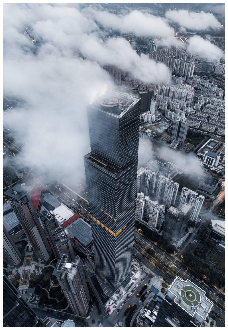 原本,广西华润大厦是规划建设445米高的,由于航线的限制,最后降到了