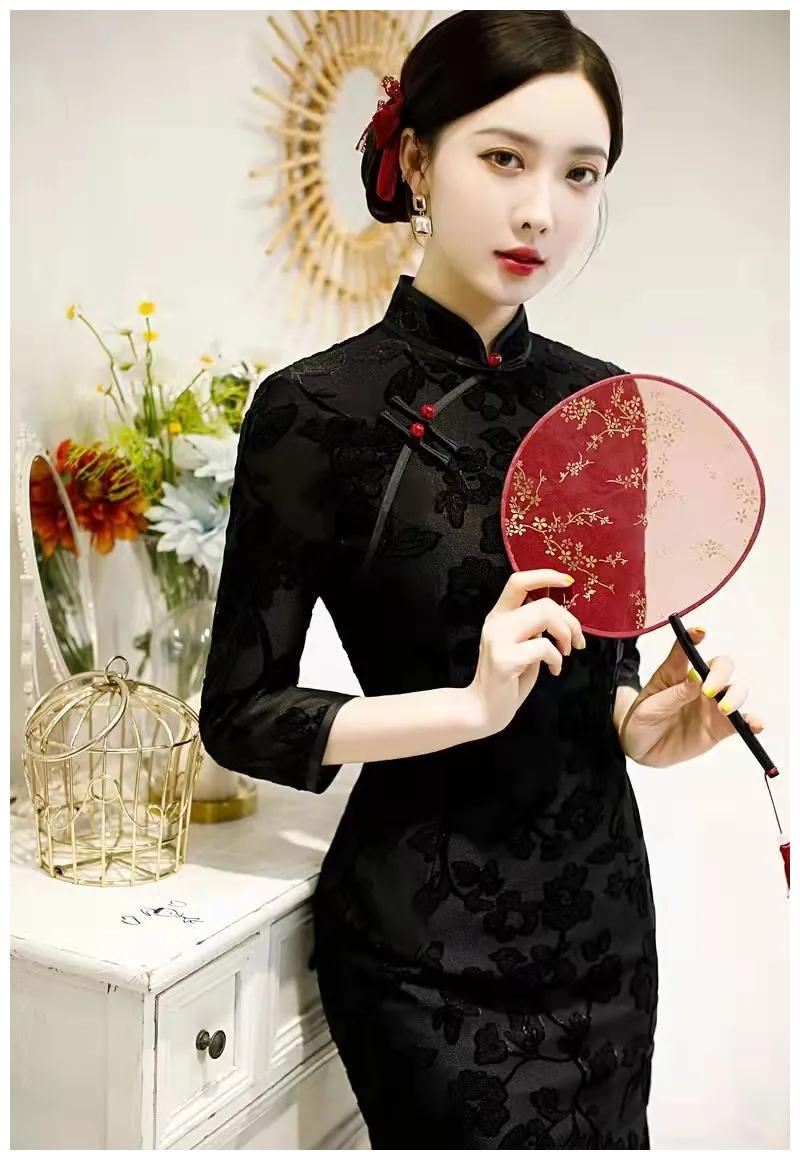 黑色丝绒旗袍 还是短款更具女性风味儿 就如同迷醉了一世情缘 黑色丝绒旗袍 还是短款更具女性风味儿 就如同迷醉了一世情缘