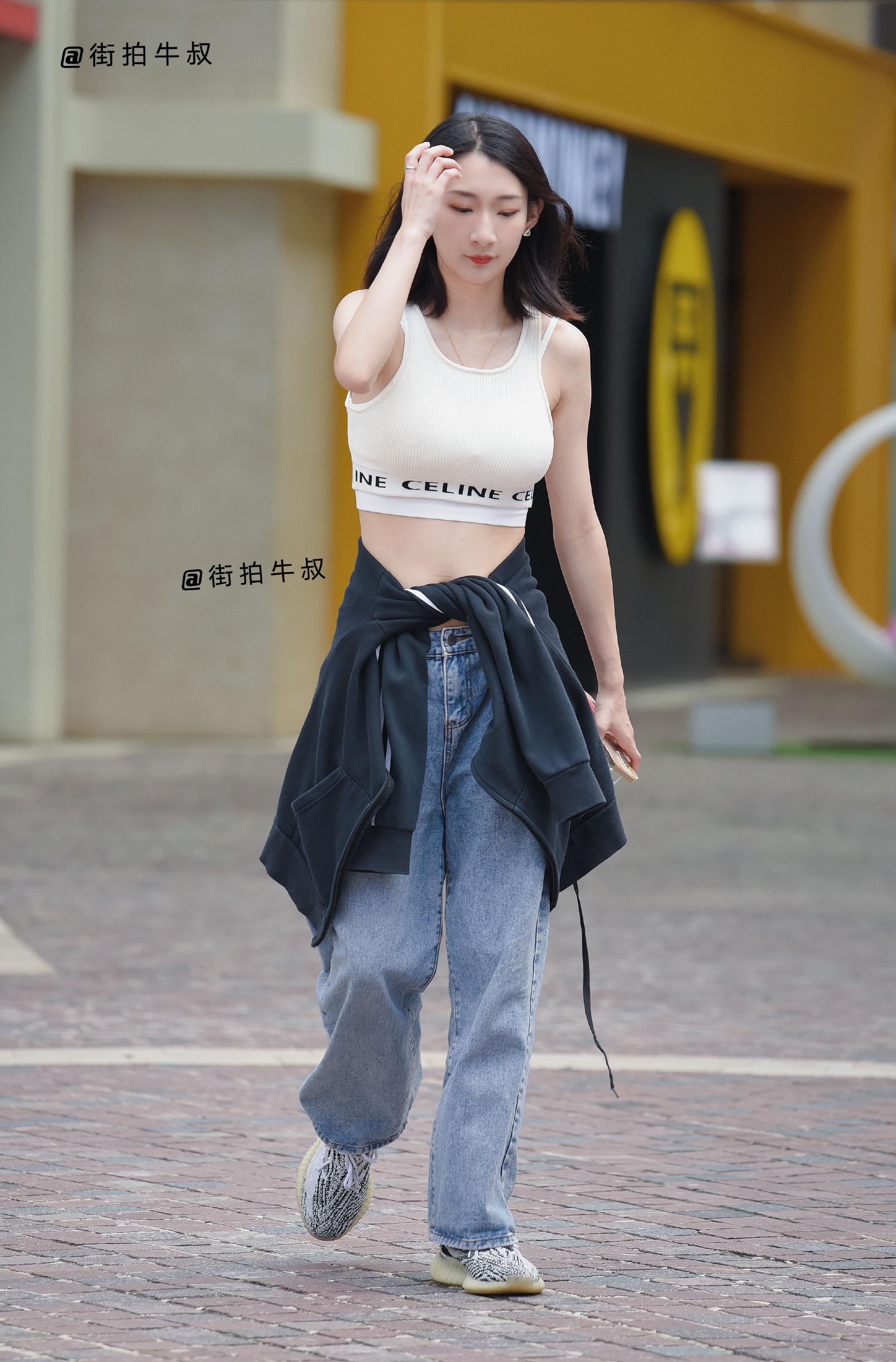 少女穿着运动性感的白色露腰背心出街__财经头条