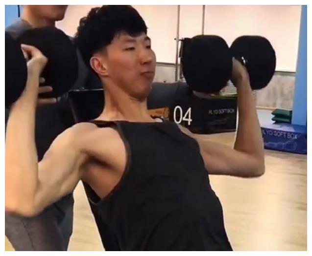 周琦休赛期增肌成功!曾被视为男篮未来核心,有希望重返nba