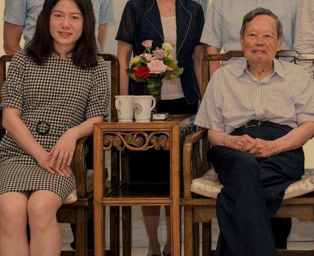 杨振宁与翁帆再度同框妻子双腿浮肿显憔悴近百岁杨振宁依旧好