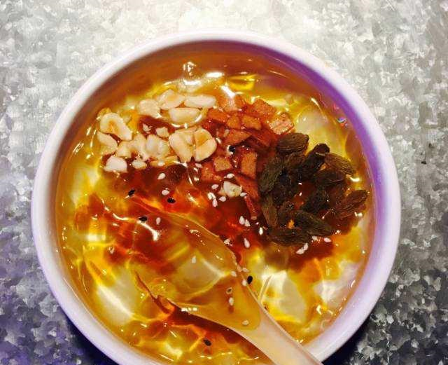 自制"红糖冰粉",4块红糖半碗凉粉,嫩滑爽口,我家隔三差五吃