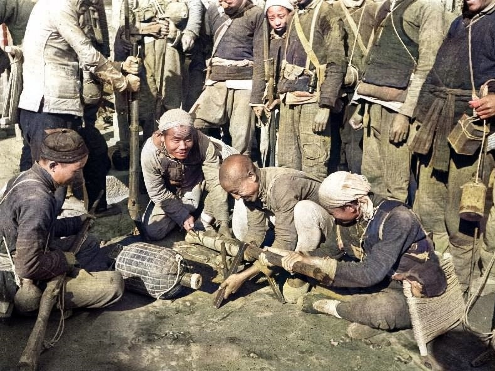 抗战民兵彩色老照片,抗日神剧中的竹筒迫击炮有原型,图8地雷战