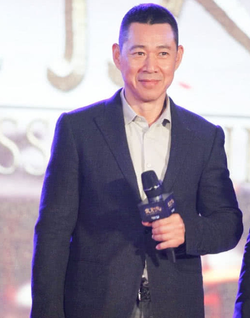 63岁张丰毅,不抽烟不喝酒只爱健身,一身肌肉,仍能迷倒一片女生