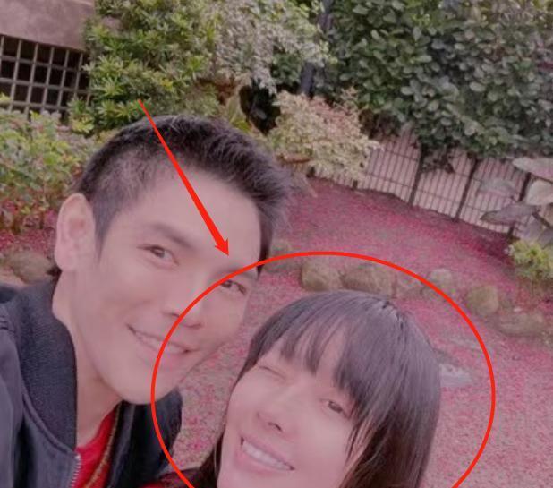 向佐罕见公开全家福,郭碧婷状态成焦点,手抱女儿动作娴熟休闲区蓝鸢梦想 - Www.slyday.coM 向佐罕见公开全家福,郭碧婷状态成焦点,手抱女儿动作娴熟休闲区蓝鸢梦想 - Www.slyday.coM