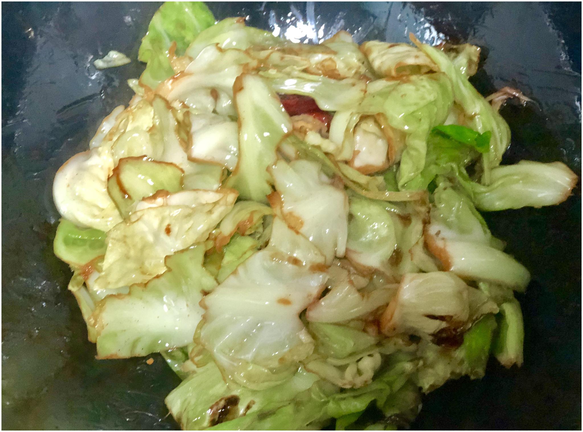 "手撕包菜"的家常做法,口感爽脆,炒出来跟饭店的一样好吃