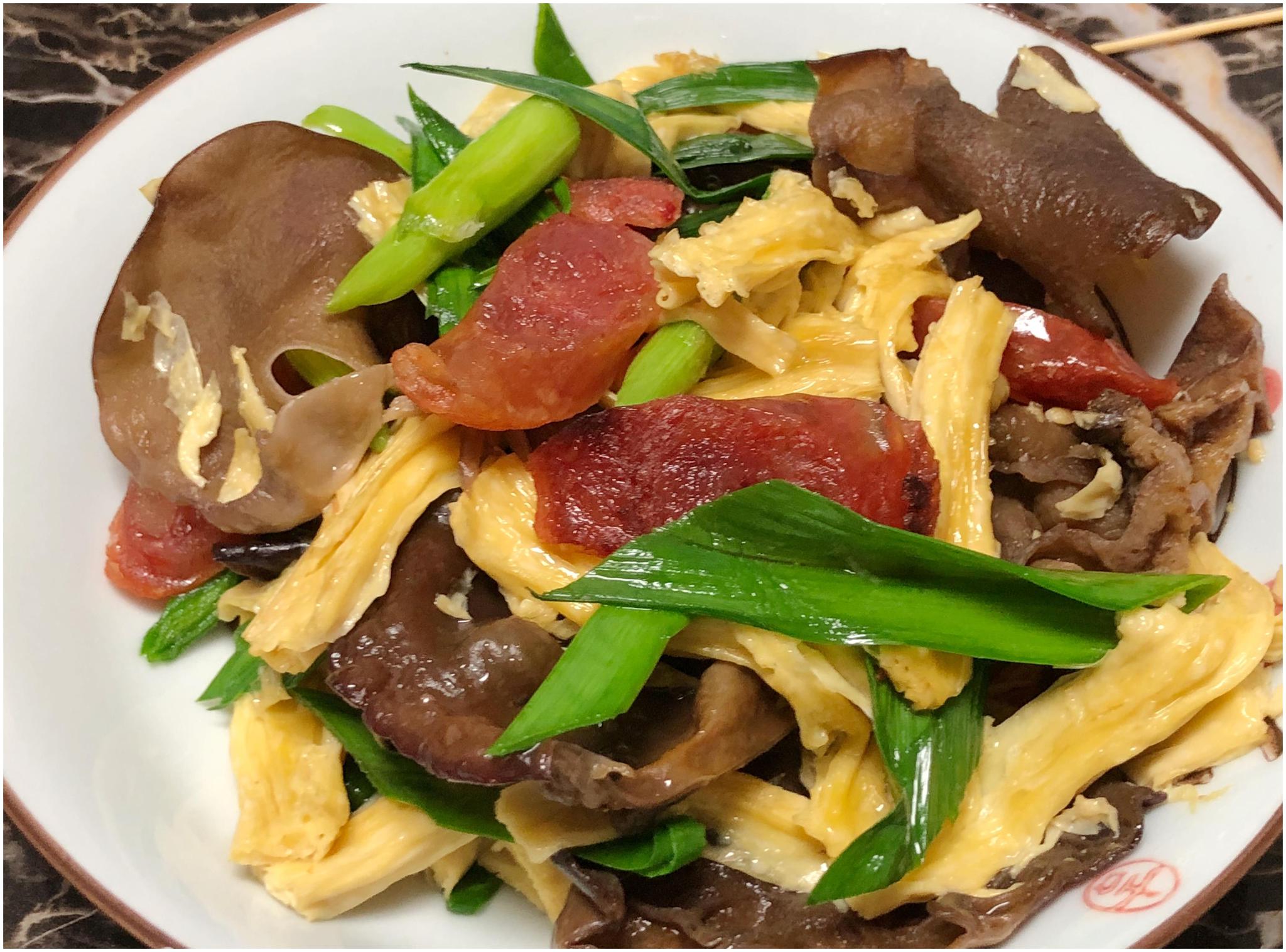 这样一道腊肠炒腐竹就做好了,是不是非常的简单呢?