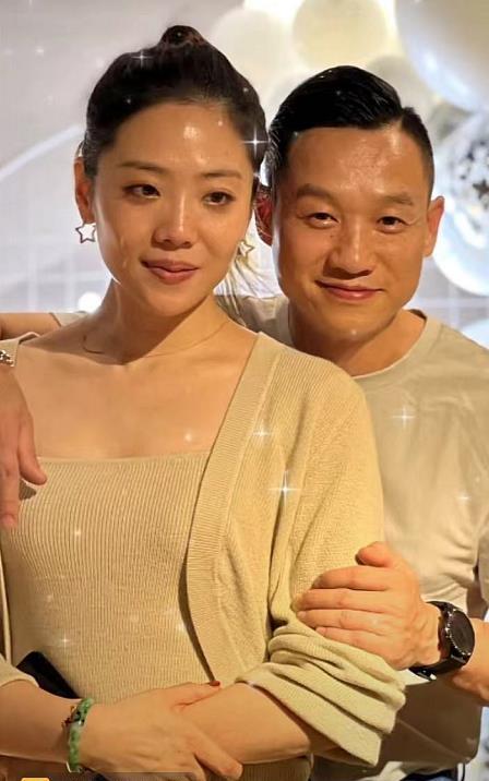 杨云晒夫妻合照庆祝结婚13周年纪念日