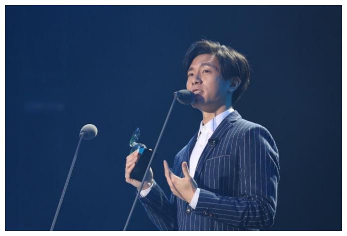 三十而立的韦礼安丢掉了爱情,11年长跑宣布结束,让人唏嘘不已