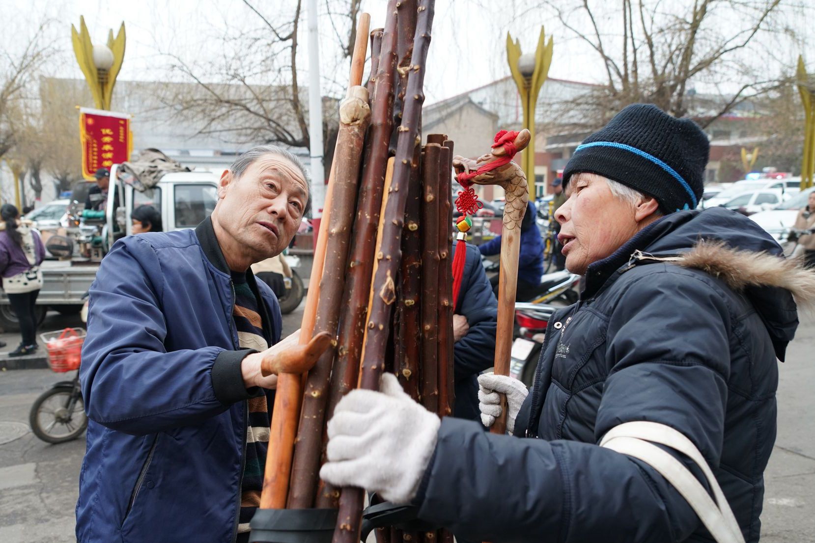 7旬农村大妈卖龙头拐杖,1年做2根要价5千,她说卖的是稀有