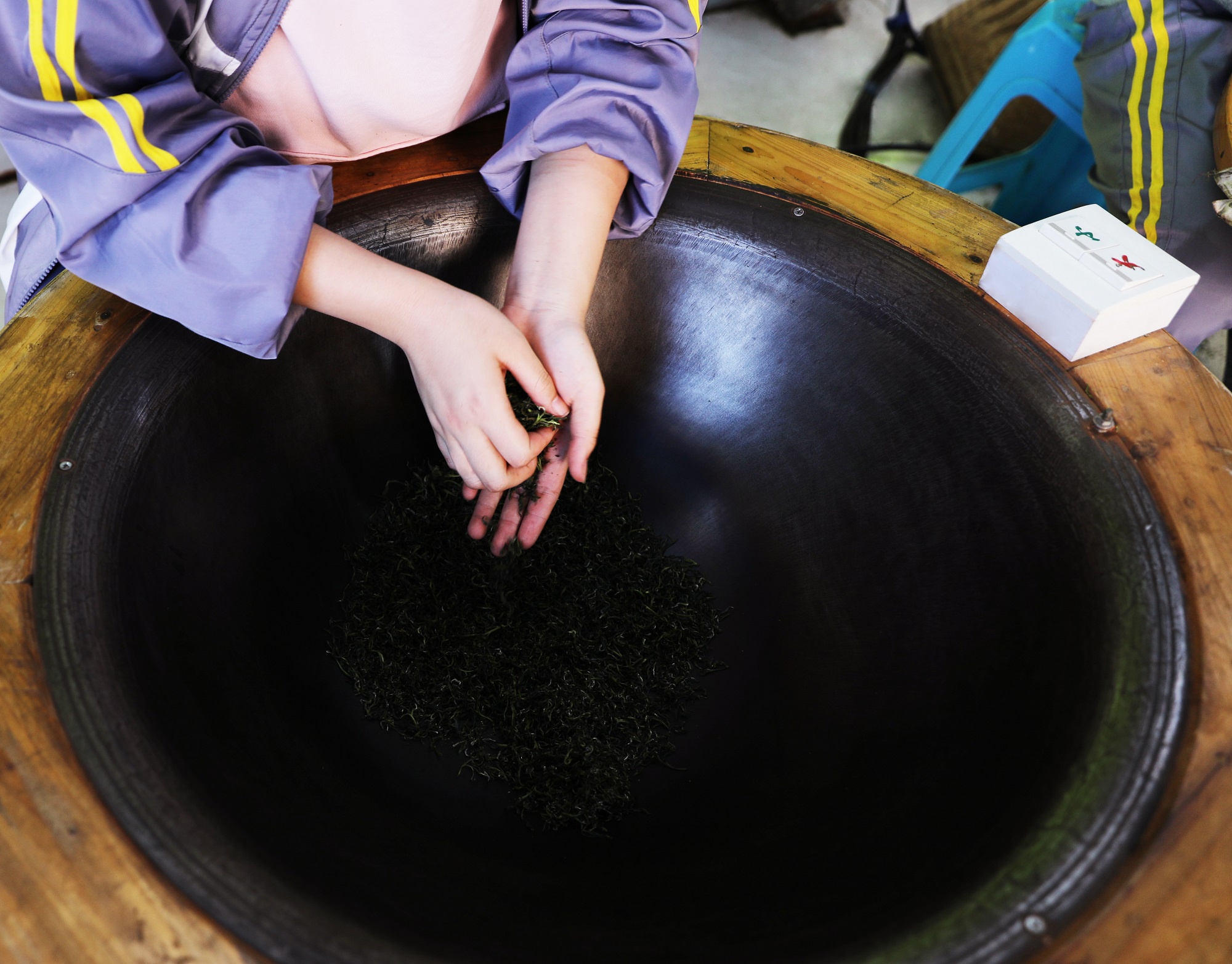 博林:刚开始学茶时,因为青锅的温度特别烫,我们刚接触做茶,真的被烫的