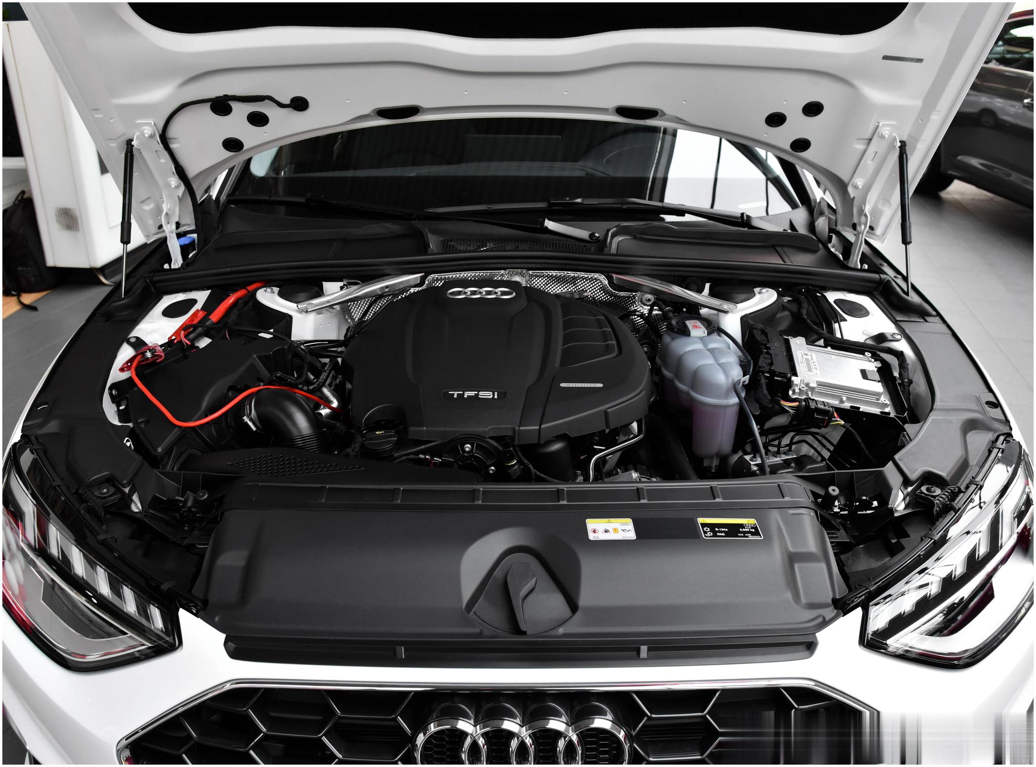 轴距超2米9油耗不到7l豪华合资中型车实拍奥迪a4l