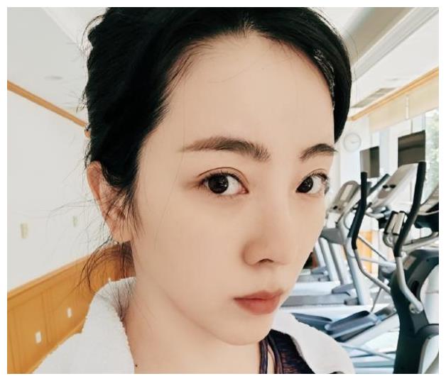 央视主持李思思变身晒娃狂魔带着2个儿子蹦床状态非常好