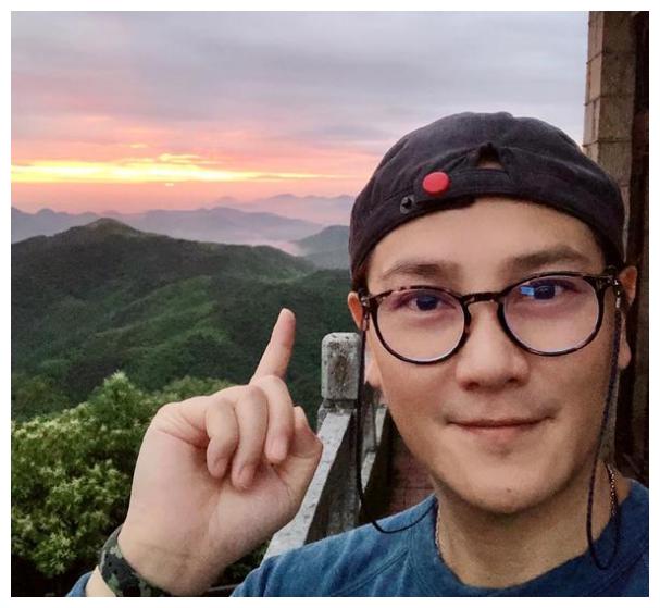 49岁丁子峻出家,为期7天只为给亲朋祈愿!剃光头后男神形象依旧