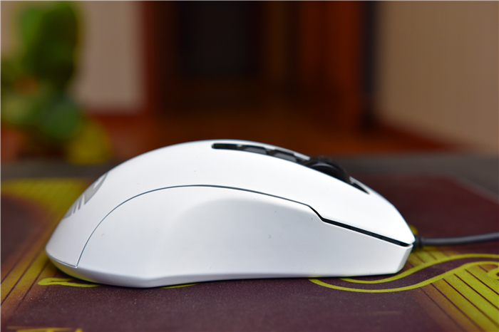 轻便小巧控制精细冰豹roccat夜枭ultra轻量版评测