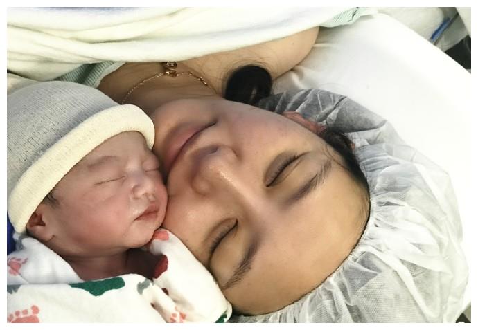 如今凌潇肃和妻子唐一菲结婚已经快满8年,而儿子凌听也是4岁有余,女儿