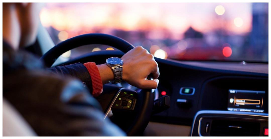 男人开车,有这三个特点,基本都是老司机,因为新手不敢这样做!