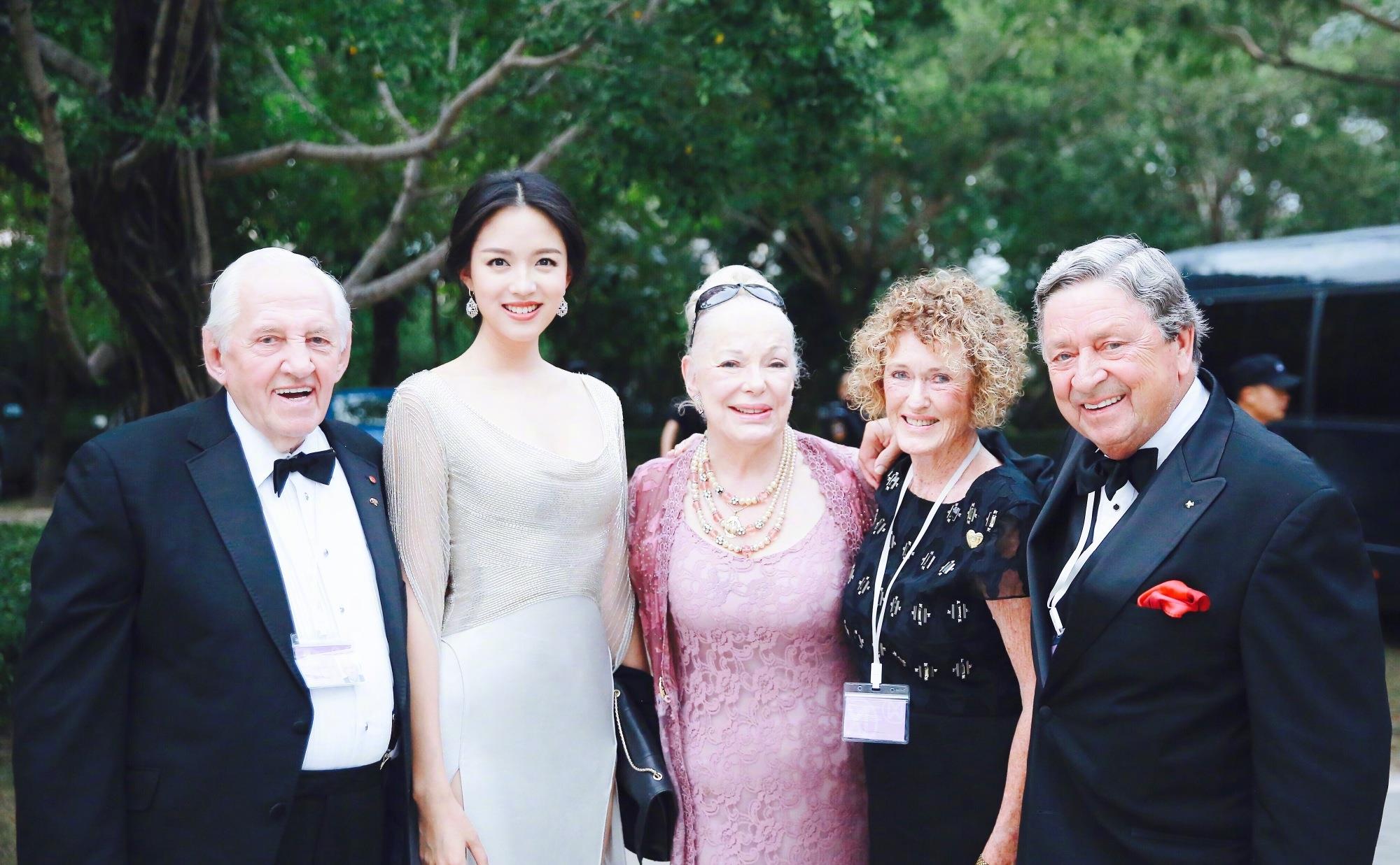 张梓琳不愧是世界小姐,水钻开叉裙高贵明艳,与友人合照美得出众