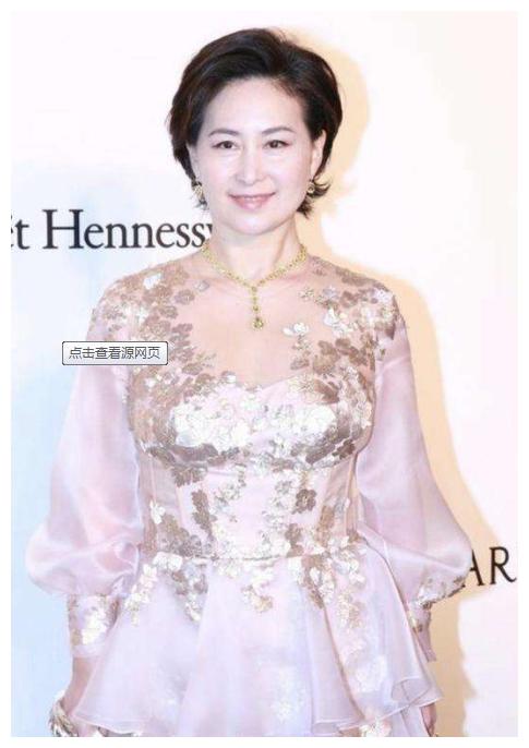 何超琼剪短发太显年轻!四姐妹同台她最漂亮,二妹眼睛像是睁不开__财经头条