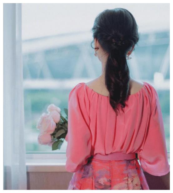 66岁赵雅芝低调晒照,一身粉色"少女裙",背影像极了16岁少女