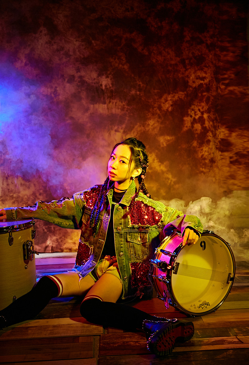 鼓手李佩莹 脏辫造型曝光酷飒有型 元气少女可盐可甜