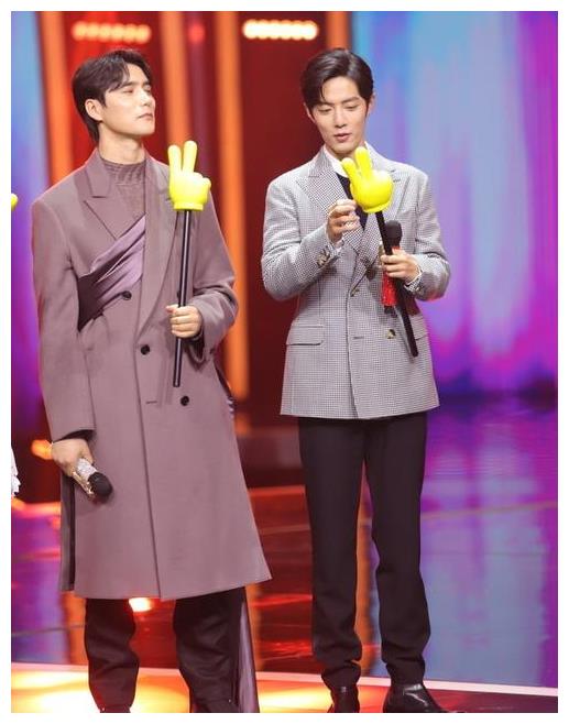 183肖战与184的阿云嘎同台,一个西装风度翩翩,一个大衣硬朗帅气