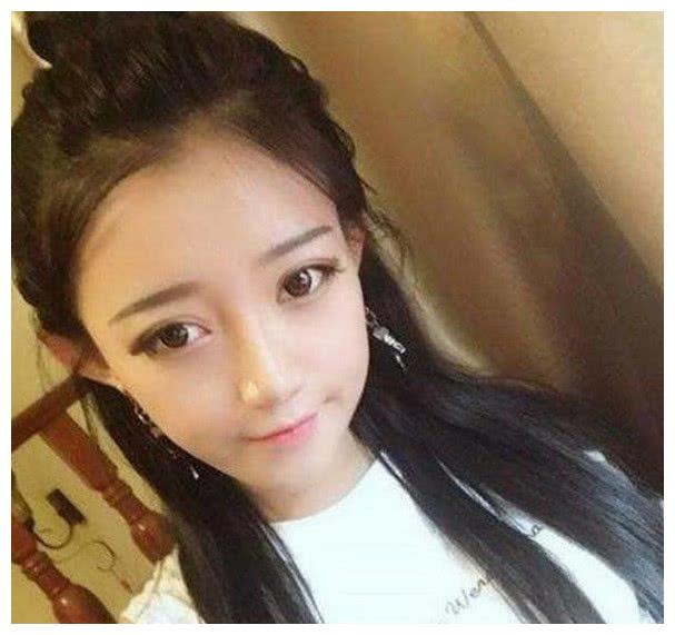 路人偶遇素颜小伊伊素颜脸好似大妈这样跟牌牌琦还是蛮配的