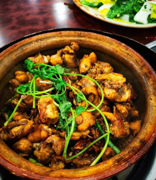 除去白切鸡以外,我更喜欢的是广东啫啫鸡煲,这也是广东是比较特殊的