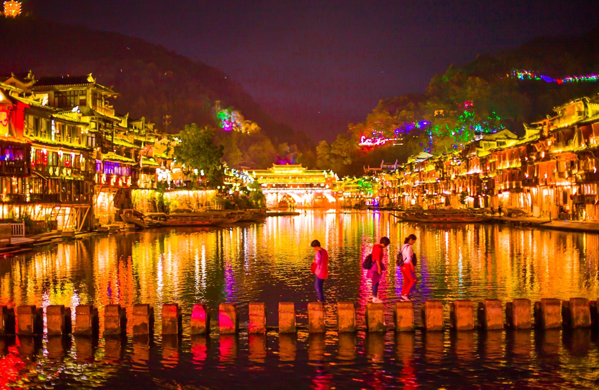 中国夜景最美的4座古城，星光璀璨，光影交织，迷人的梦幻天堂