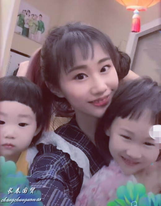 巩汉林儿子一家四口温馨合影照两个女儿首曝光乖巧可爱