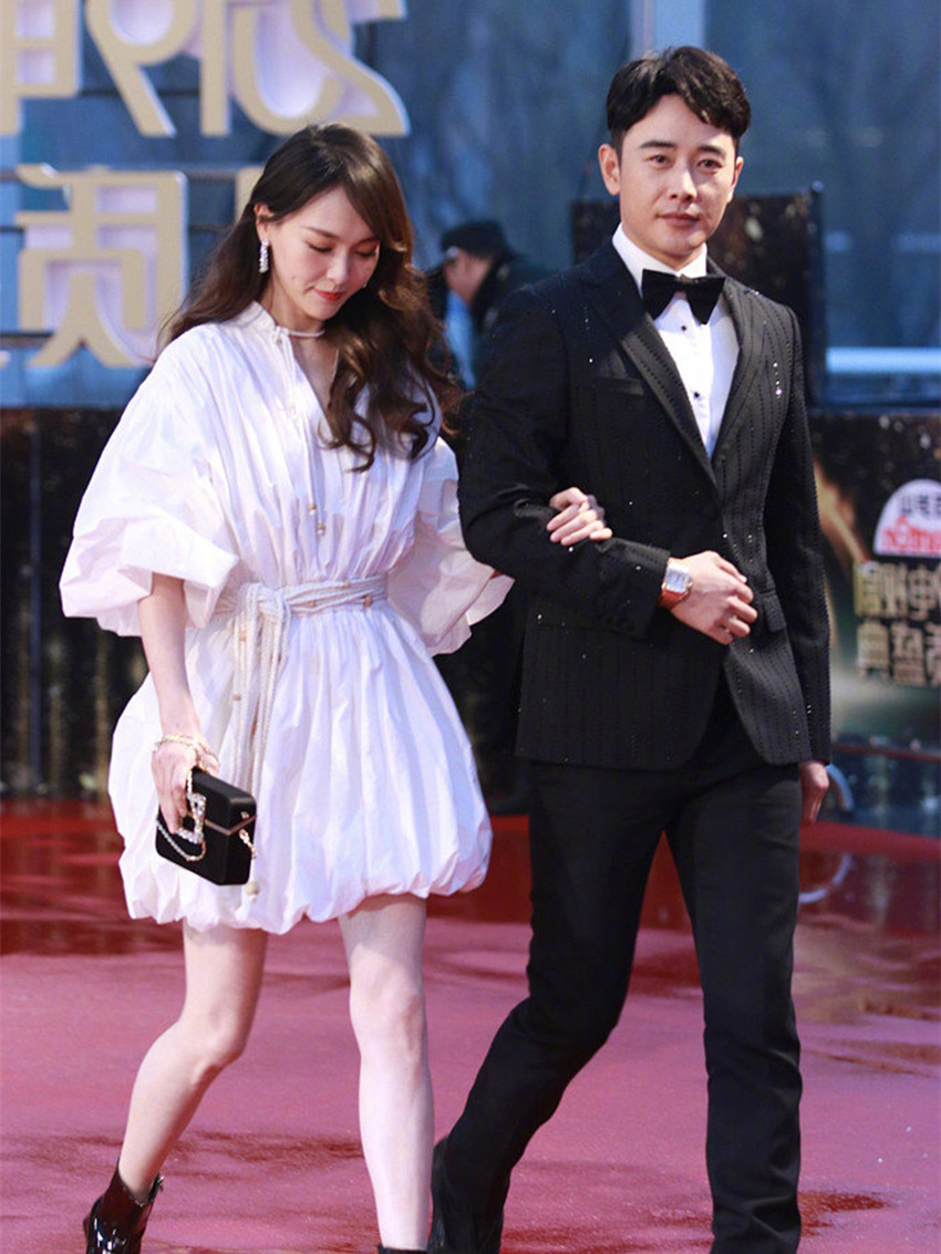 孙怡与唐嫣同穿白裙一个清新一个甜美网友大长腿的碰撞