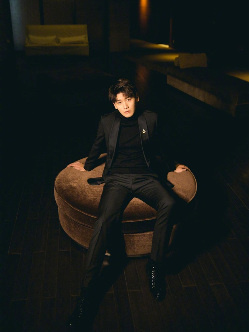 被邢昭林帅到穿浅粉色西装现身简约款式照样搭出高级感